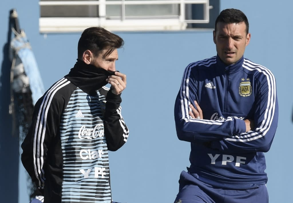 Lionel Messi y el seleccionador Lionel Scaloni. Foto: AFP Photo/JUAN MABROMATA