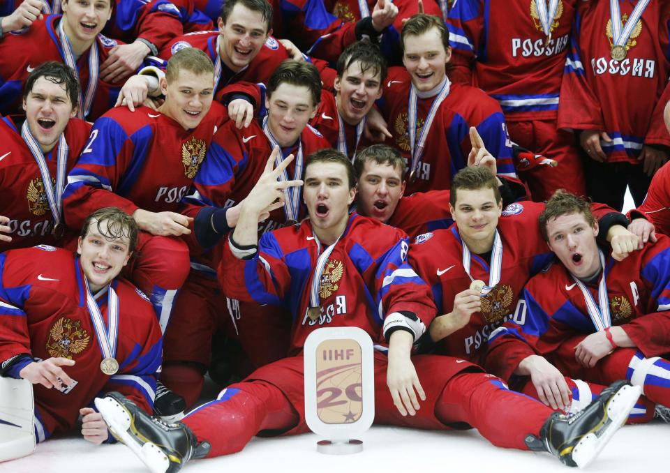 Russia's Nikita Tryamkin (C) and his teammates celebrate after defeating Canada to win the bronze medal after their IIHF World Junior Championship ice hockey game in Malmo, Sweden, January 5, 2014. REUTERS/Alexander Demianchuk (SWEDEN - Tags: SPORT ICE HOCKEY)