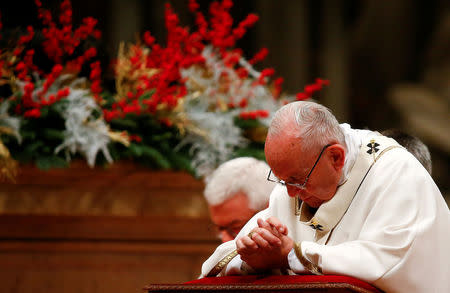 Pope Francis leads the Christmas night Mass in Saint Peter's Basilica at the Vatican December 24, 2017. REUTERS/Tony Gentile