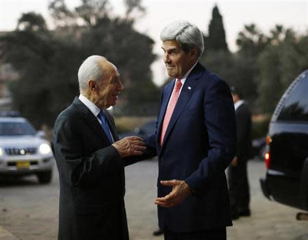 U.S. Secretary of State John Kerry (R) meets with Israel's President Shimon Peres in Jerusalem November 6, 2013. REUTERS/Jason Reed