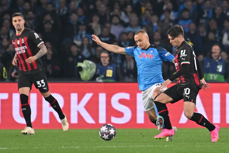 Napoli's Slovakian midfielder Stanislav Lobotka (C) and AC Milan's Spanish midfielder Brahim Diaz (R) go for the ball during the UEFA Champions League quarter-finals second leg football match between SSC Napoli and AC Milan on April 18, 2023 at the Diego-Maradona stadium in Naples. (Photo by Alberto PIZZOLI / AFP)