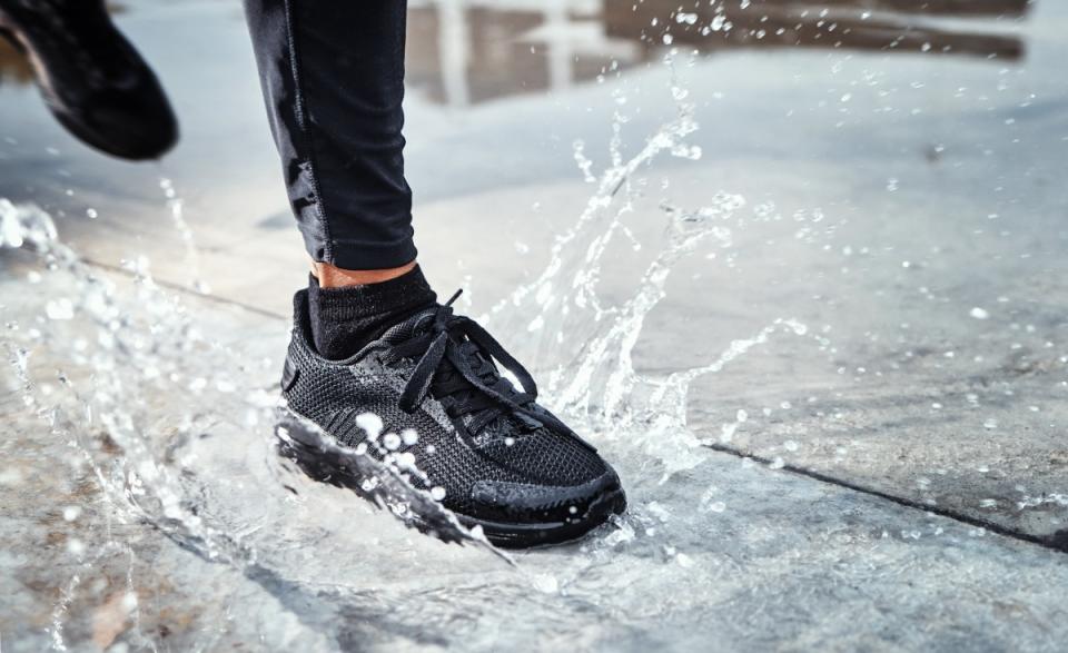 通勤族迎戰雨季必備這4樣：防水外套、防水鞋靴⋯整季維持潮流不潮濕！