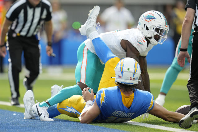 Nashville, TN, USA. 17th Sep, 2023. Los Angeles Chargers wide receiver Mike  Williams (81) makes a catch against the Tennessee Titans during the second  half of an NFL game between the Los