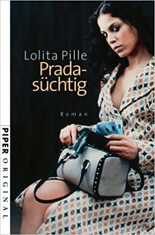 <p>Wer modisch etwas auf sich hält, wird “Pradasüchtig“ verschlingen. Doch Lolita Pilles Roman handelt nicht nur von Fashion. Frech und gleichzeitig tieftraurig beschreibt die Autorin eine ganze Generation, der es an nichts fehlt – außer an einem tieferen Sinn fürs Leben. Die Hauptfigur ist eine junge Pariserin, die sich mehrere Lines Koks am Tag reinzieht, Dolce-Gabbana-Lederjacken für zwanzigtausend Euro für Schnäppchen hält und den Boxter “Porsche für Arme“ nennt. Oder um es mit Lolita Pilles Worten auszudrücken: “Ich bin eine Luxusschlampe. Eine von denen, die ihr unerträglich findet.“ Dann lernt sie Andrea kennen, der genauso illusionslos ist wie sie und ihr Leben auf den Kopf stellt. (Bild: Amazon) </p>