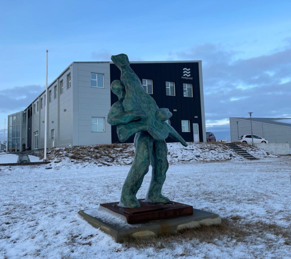 A poem in Spanish at the base of the statue roughly translates as “waves, ice, salt, blood between the sweat and at the end a treasure” (Barney Davis)