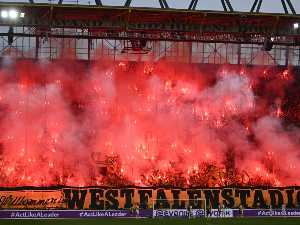 Die "Rote Wand" im Spiel gegen den VfB Stuttgart (INA FASSBENDER)