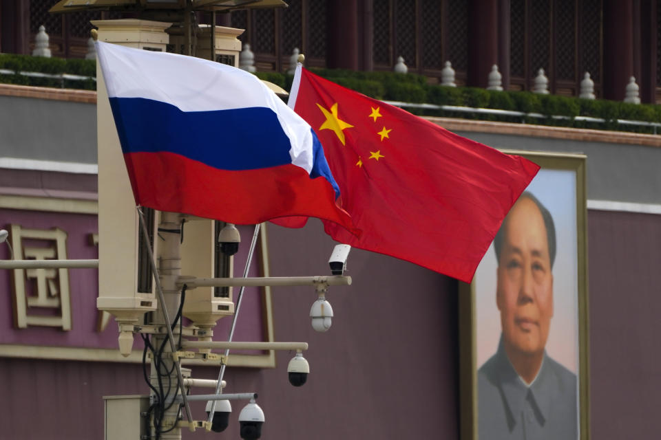 Una bandera rusa y una china ondean en la Plaza de Tiananmén con motivo de la visita del presidente ruso Vladímir Putin a China, el 16 de mayo de 2024, en Beijing. (AP Foto/Andy Wong)