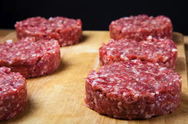 Wenn ihr Burger zubereiten möchtet, solltet ihr euch für hochwertiges Hackfleisch entscheiden. - Copyright: Shutterstock