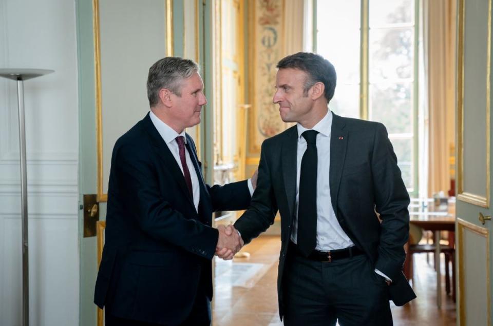 Keir Starmer shakes hands with French president Emmanuel Macron at the Elysee Palace in Paris in September 2023 (Laurent Blevennec/Présidence de la République)