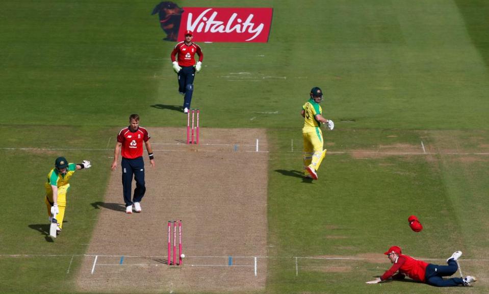 Eoin Morgan (far right) runs out Steve Smith (far left).