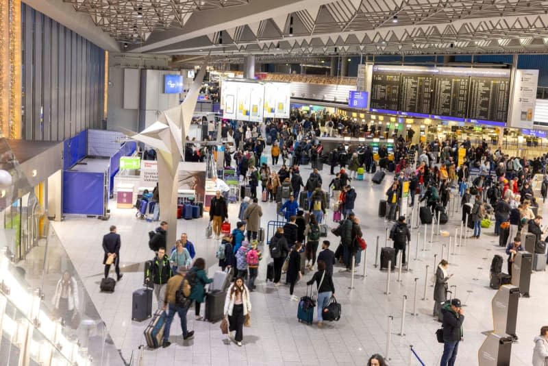 Terminal 1 at Frankfurt Rhine-Main Airport is bustling with passengers. Passenger traffic at Frankfurt Airport remained well below the level seen before the coronavirus pandemic, despite significant growth last year. Helmut Fricke/dpa