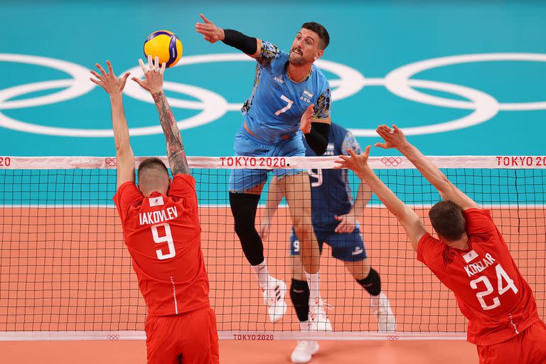 TOKIO, JAPÓN - 24 DE JULIO: Facundo Conte # 7 del Team Argentina intenta golpear la pelota más allá de Ivan Iakovlev # 9 del Team ROC durante la Ronda Preliminar Masculina - Grupo B el día uno de los Juegos Olímpicos de Tokio 2020 en Ariake Arena el 24 de julio , 2021 en Tokio, Japón.