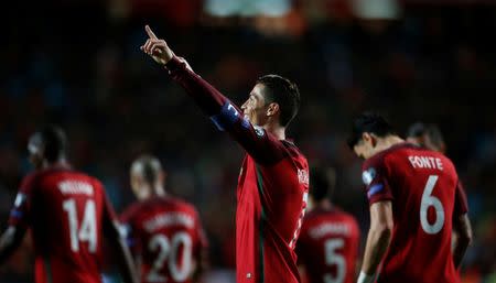 Fútbol - Portugal vs Hungría - Eliminatoria Europea al Mundial 2018 - Grupo B - Estádio da Luz, Lisboa, Portugal, 25/03/17. Cristiano Ronaldo de Portugal celebra luego de anotar un gol frente a Hungría. El futbolista Cristiano Ronaldo marcó un doblete y sumó 70 goles con Portugal en la victoria del sábado por 3-0 ante Hungría, en un partido por la quinta fecha del Grupo B de las eliminatorias europeas al Mundial 2018. REUTERS/Rafael Marchante