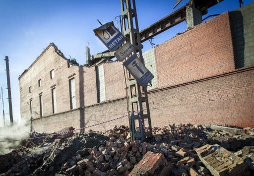Als der Meteorit am Freitagmorgen über der mehr als eine Million Einwohner zählenden Stadt Tscheljabinsk und der gleichnamigen Region mit einem grellen Blitz und einer Druckwelle explodierte, barsten unter anderem zahlreiche Fensterscheiben. Fast 5000 Gebäude wurden beschädigt