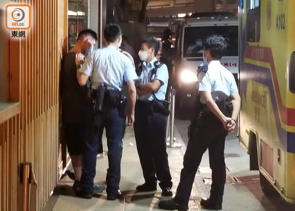 警員向涉案男子查問。(梁國雄攝)
