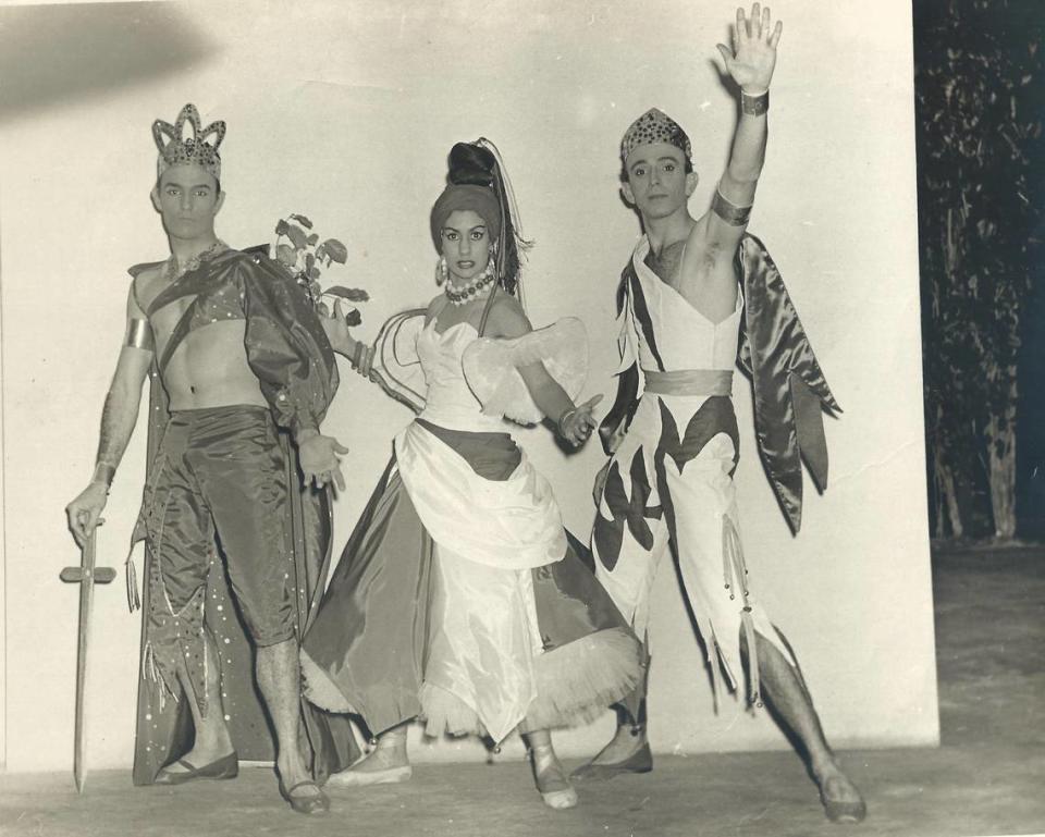 Ramón Iglesias, Sonia Calero y Ceferino Barrios en “Bamba Iroko Bamba”, coreografía de Alberto Alonso (Cabaret Sans Souci, La Habana 1956). 