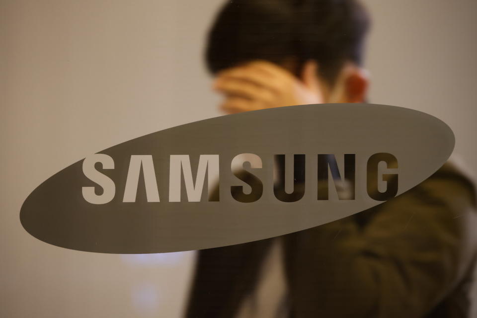 A man walks past the logo of Samsung at its office building in Seoul, South Korea, October 25, 2020.    REUTERS/Kim Hong-Ji - RC2JPJ9X9BBW