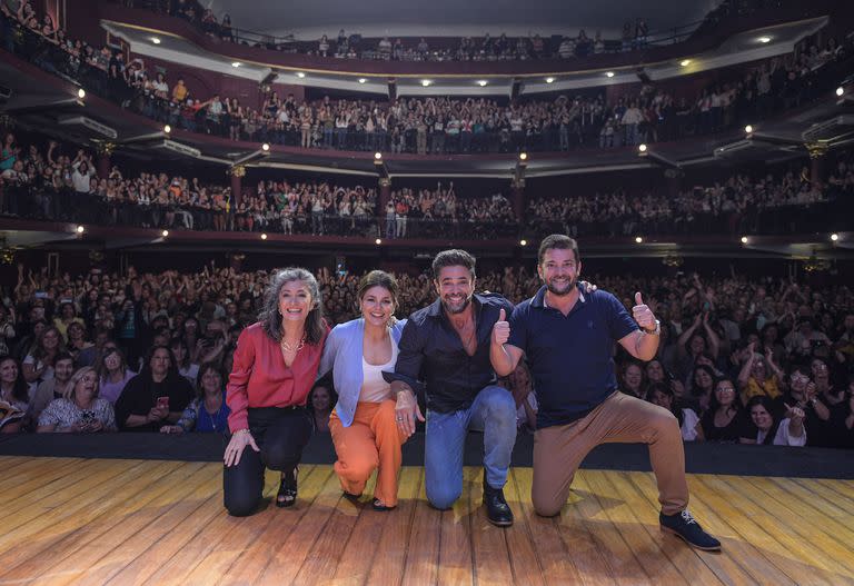 Carla Conte, Natalie Pérez, Luciano Castro y Pablo Rago, en un debut a sala llena de El divorcio