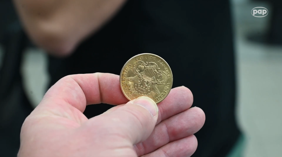 The back of one of the gold coins showing the eagle crest and denomination.