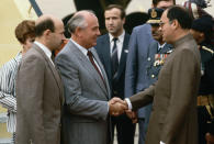 Gorbachev Shaking Hands with Rajiv Gandhi (Photo by Peter Turnley/Corbis/VCG via Getty Images)