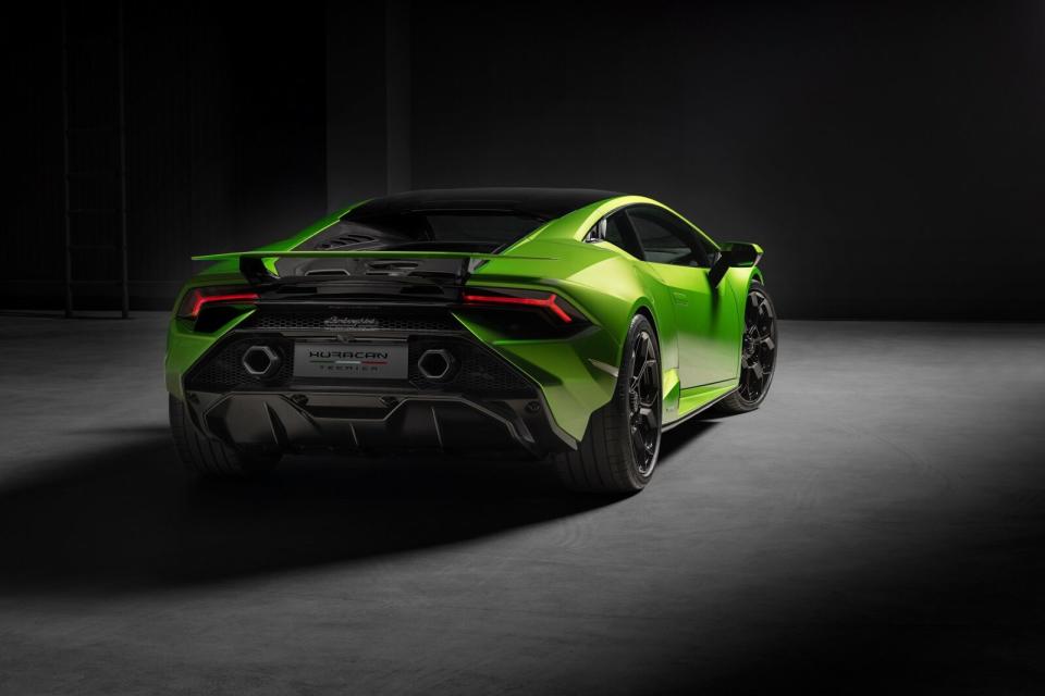 和Huracan RWD相比，此車的固定式尾翼可提高35%下壓力，同時減少20%阻力。