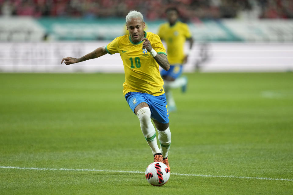 Archivo - Foto del 2 de junio del 2022, Neymar en acción durante un amistoso de Brasil con Corea del Sur en Seúl. El viernes 28 de octubre del 2022, fiscalía española desecha acusación de fraude contra Neymar, pero se mantiene la demanda de la empresa brasileña DIS. (AP Foto/Lee Jin-man, Archivo)