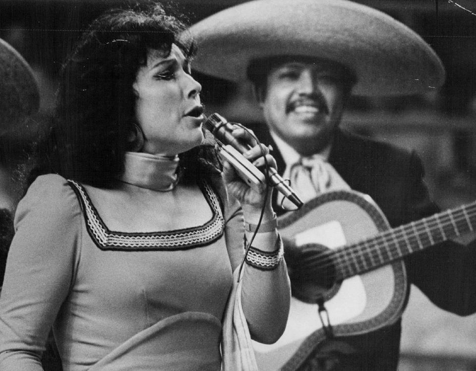 La actriz y cantante de música mexicana Flor Silvestre, durante una actuación en 1975 (Getty Images)