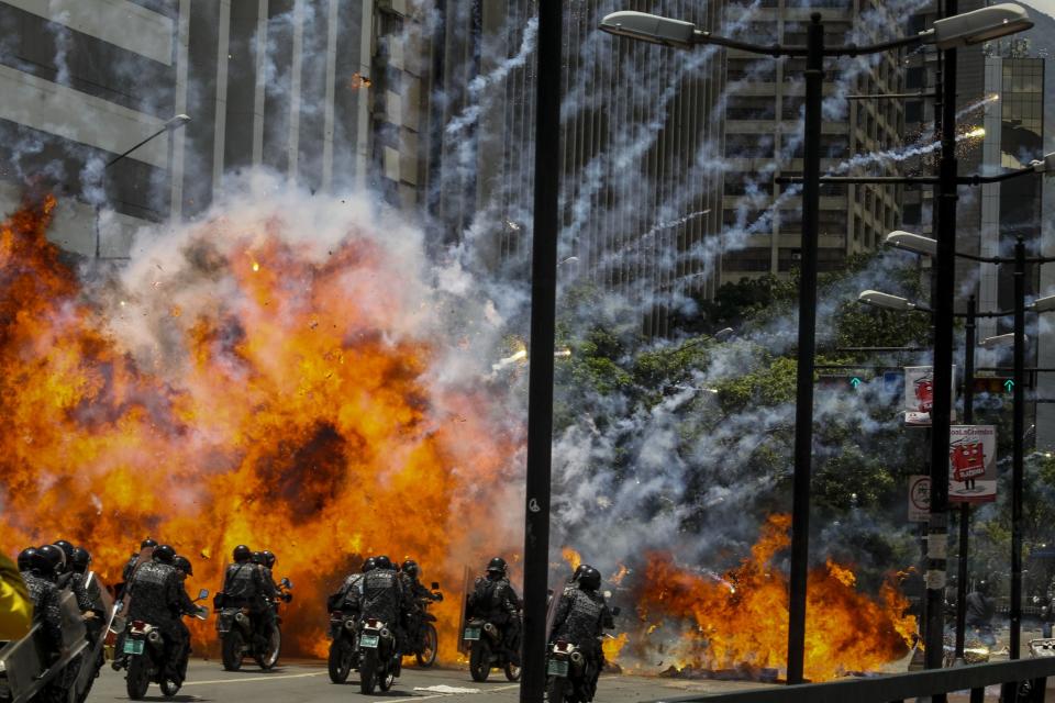 Fotografía de una explosión en medio de varios policías motorizados hoy, domingo 30 de julio de 2017, en inmediaciones de la Plaza Altamira de Caracas (Venezuela). EFE/Miguel Gutiérrez