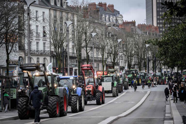 Los agricultores franceses prosiguieron sus acciones el 25 de enero de 2024 y esperan con impaciencia una respuesta del gobierno a su solicitud de ayuda 