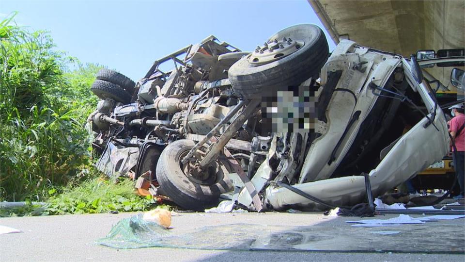 命大！吊臂卡車翻落四層樓橋下　駕駛清醒送醫