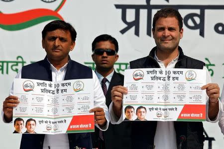 Akhilesh Yadav (L), Samajwadi Party (SP) President and Chief Minister of Uttar Pradesh, and Rahul Gandhi, Vice-President of India's main opposition Congress Party, pose for the media as they release a common minimum programme at a joint news conference in Lucknow, India February 11, 2017. REUTERS/Pawan Kumar