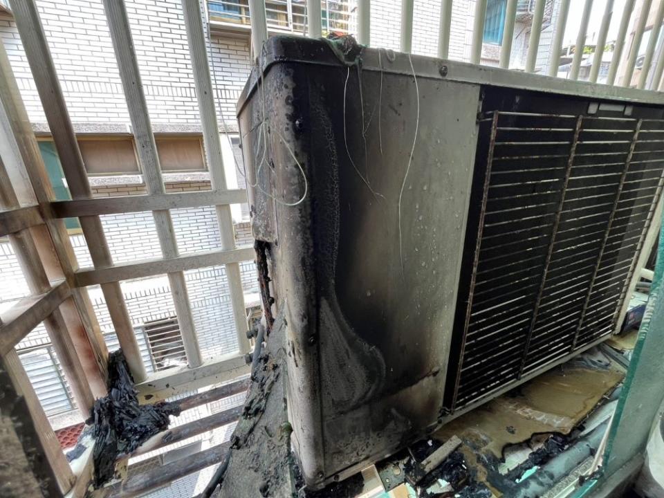 《圖說》板橋區光復街某公寓3樓，今日發生陽台冷氣室外機起火案。〈第一大隊提供〉
