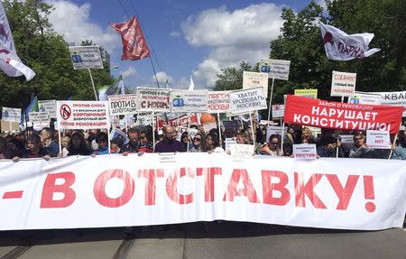 People take part in a rally to protest against the old five-storey apartment blocks demolition and urban re-settlement project, launched by the city authorities, in Moscow, Russia, May 28, 2017. The banner, which addresses Moscow's Mayor Sergei Sobyanin, reads "Dismiss (Sobyanin)!" REUTERS/Nikolai Isayev