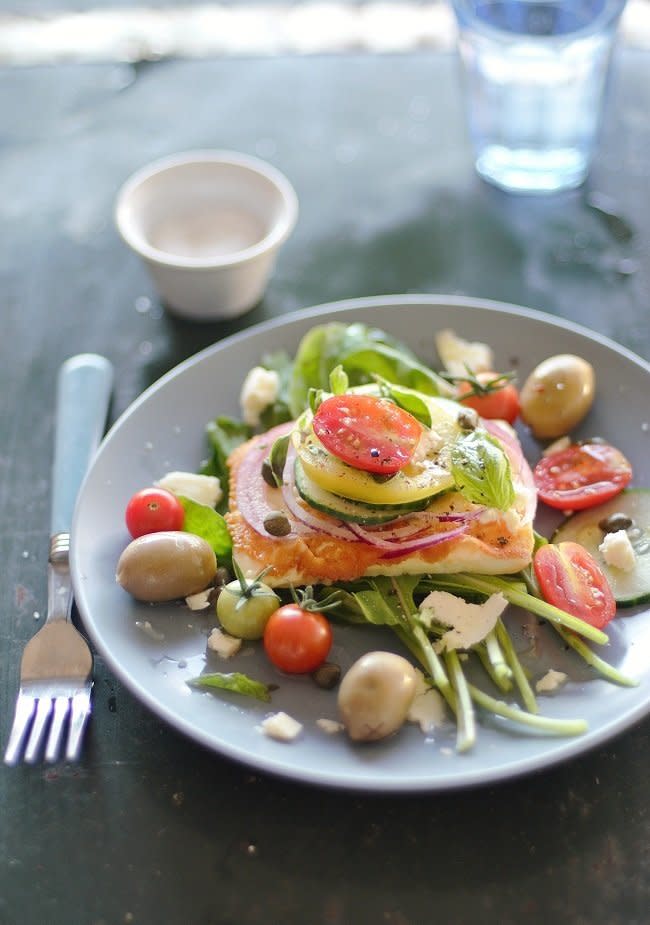 <strong>Get the <a href="http://www.versesfrommykitchen.com/2012/08/crisp-feta-tomato-arugula-salad.html" target="_blank">Crisp Feta, Tomato & Arugula Salad recipe</a> from Verses from my Kitchen</strong>