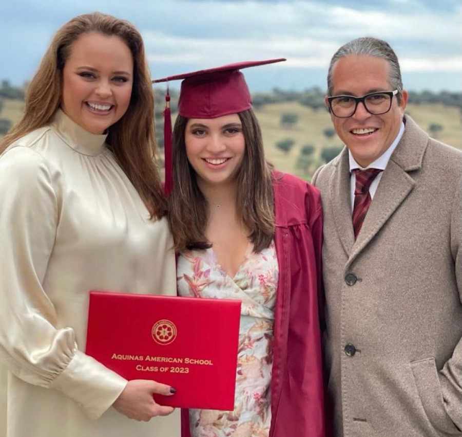 Shaila Dúrcal y su marido en la graduación de su hija