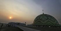 <p>Muslims are silhouetted as they scan the horizon for a crescent moon that will determine the beginning of the holy fasting month of Ramadan at a mosque in Jakarta, Indonesia, May 26, 2017. (AP Photo/Achmad Ibrahim) </p>