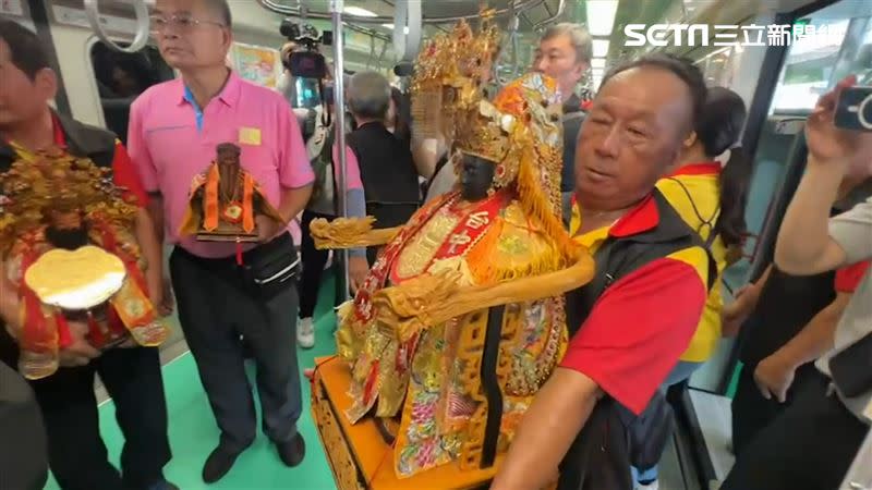 台中六房媽的「捷運媽」搭捷運出巡，行經豐樂公園站時，信徒特地敲鑼祈求平安。(圖／翻攝畫面)