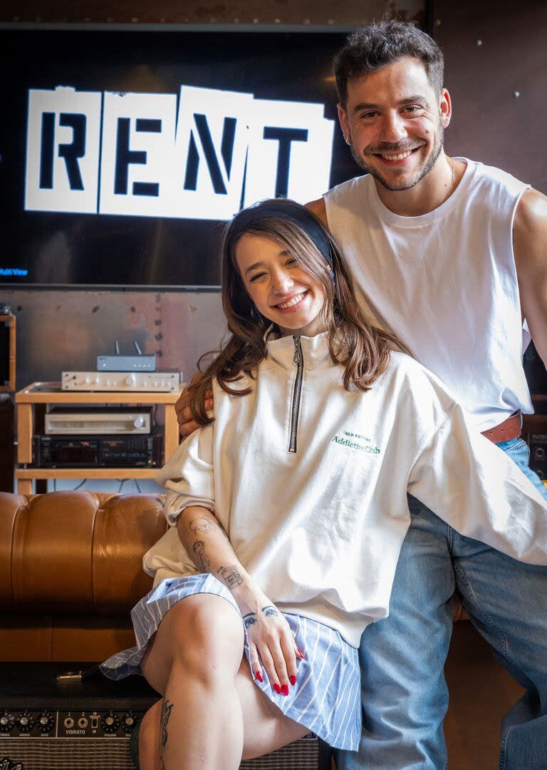 Ángela Torres, feliz, junto a Fernando Dente; la actriz y cantante será la protagonista de la puesta argentina de Rent, que dirigirá el conductor de Noche al Dente