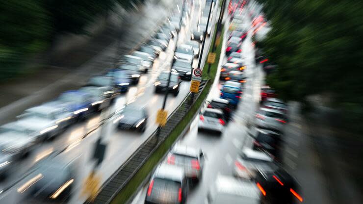 ARCHIV - 10.08.2016, Bayern, München: Der Verkehr staut sich auf dem Mittleren Ring B2R auf Höhe des Isarrings (Aufnahme mit Zoom-Effekt). Die EU-Kommission verschärft ihre Kartellermittlungen gegen die deutschen Autokonzerne BMW, Daimler und VW. Eine eingehende Untersuchung solle klären, ob die Unternehmen illegale Absprachen bei der Entwicklung und Einführung von Systemen zur Verringerung von Emissionen getroffen haben, teilte die Behörde mit. Foto: Matthias Balk/dpa +++ dpa-Bildfunk +++ Foto: dpa