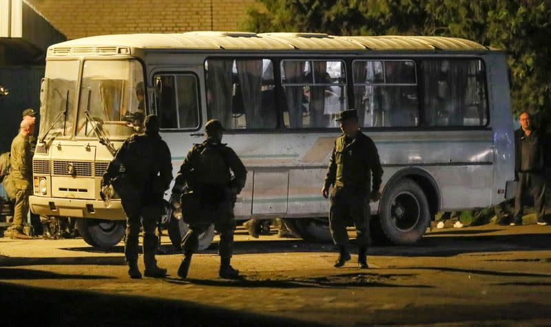 Una vista muestra un autobús que transporta a miembros del servicio de las fuerzas ucranianas de la acería Azovstal en Mariupol, que llegó escoltado por el ejército prorruso en Novoazovsk, Ucrania