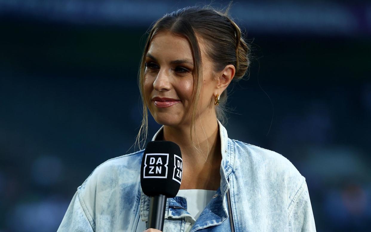 DAZN-Moderatorin Laura Wontorra ist unter anderem bei Bundesliga-Spielen im Einsatz. Ihr Arbeitgeber führt nun eine Paket-Struktur ein. (Bild: Lars Baron / Getty Images)