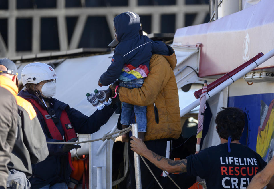 Migrantes desembarcan del buque humanitario alemán Rise Above, atracado en el puerto de Reggio Calabria, en el sur de Italia, el 8 de noviembre de 2022. (AP Foto/Valeria Ferraro)