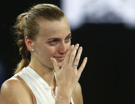 Foto del martes de la tenista checa Petra Kvitova celebrando tras ganar su partido ante la local Ashleigh Barty por los cuartos de final del Abierto de Australia. Ene 22, 2019. REUTERS/Edgar Su