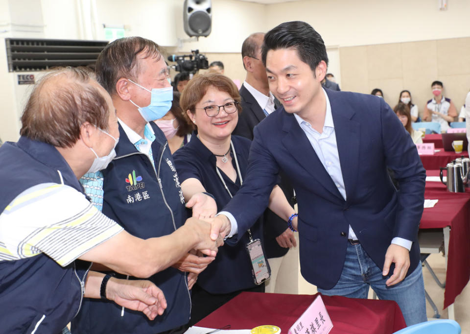 台北市長蔣萬安（右）14日出席在北市南港區的第5場「市長與里長有約」會議，與出席的里長握手致意，以強化市長與里長聯繫並有面對面充分溝通討論機會。（鄭任南攝）