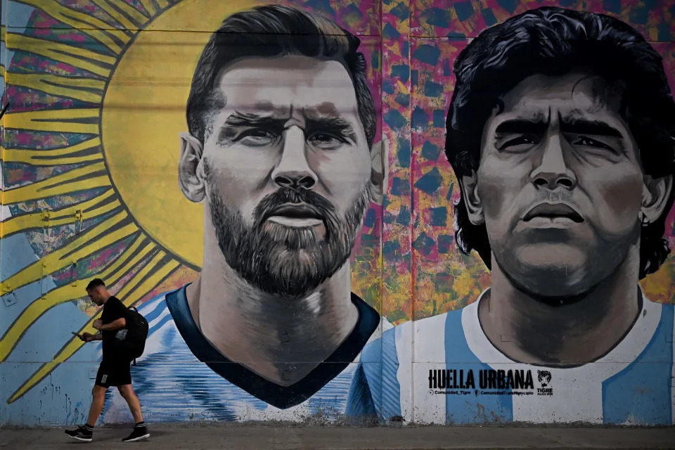 Mural com os rostos de Messi e Maradona. Foto: LUIS ROBAYO/AFP via Getty Images