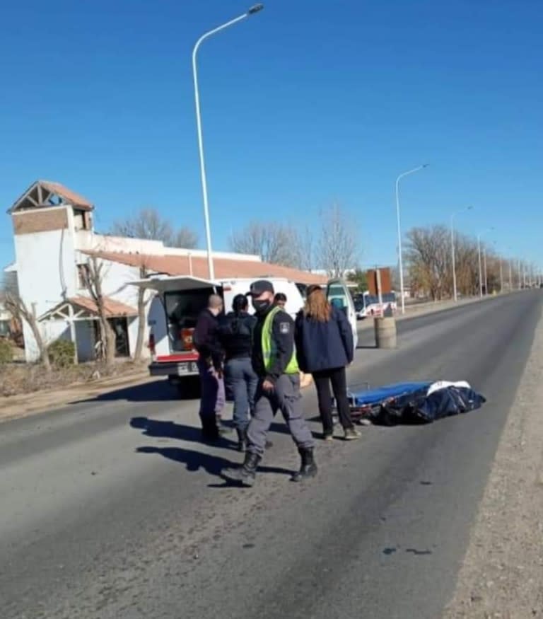 El cuerpo que era trasladado a su entierro quedó depositado en la cinta asfáltica de la ruta 22. Fuente: @chechealumine.