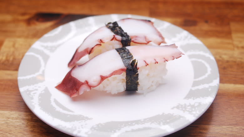 Tako nigiri sushi