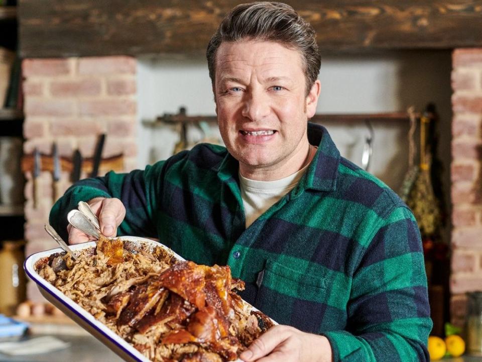 TV-Starkoch Jamie Oliver präsentiert in seiner neuen Show Gerichte, die in nur einem Topf oder einer Pfanne zubereitet werden können. (Bild: Paul Stuart/Jamie Oliver Enterprises Ltd./RTL)