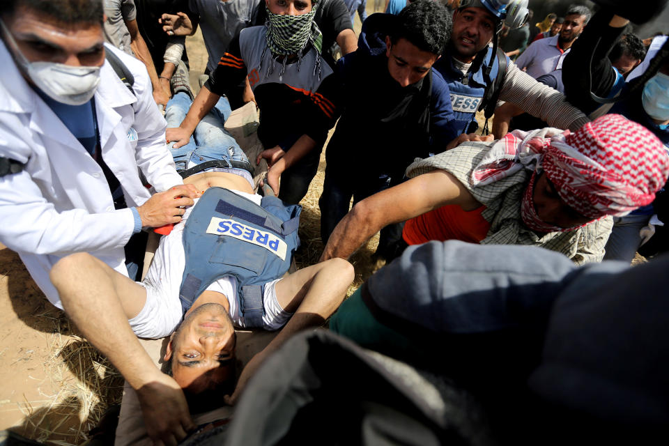 <p>Mortally wounded Palestinian journalist Yasser Murtaja, 31, is evacuated during clashes with Israeli troops at the Israel-Gaza border, in the southern Gaza, Strip April 6, 2018. (Photo: Ibraheem Abu Mustafa/Reuters) </p>