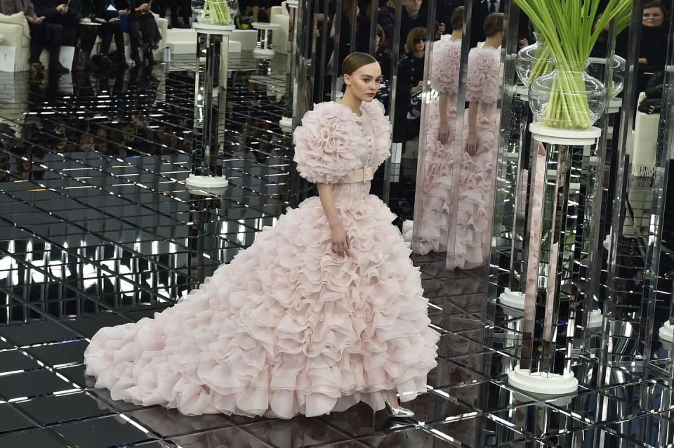 <p>Chanel Haute Couture Spring-Summer 2017</p>